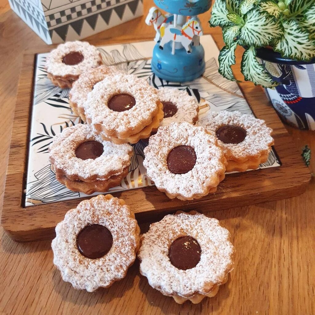 Petits biscuits fourrés avec la pâte à tartiner maison
