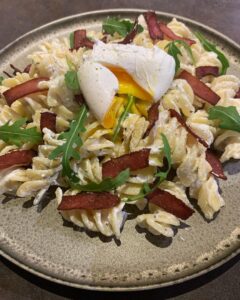 Pâtes ricotta, jambon grillé et oeuf poché