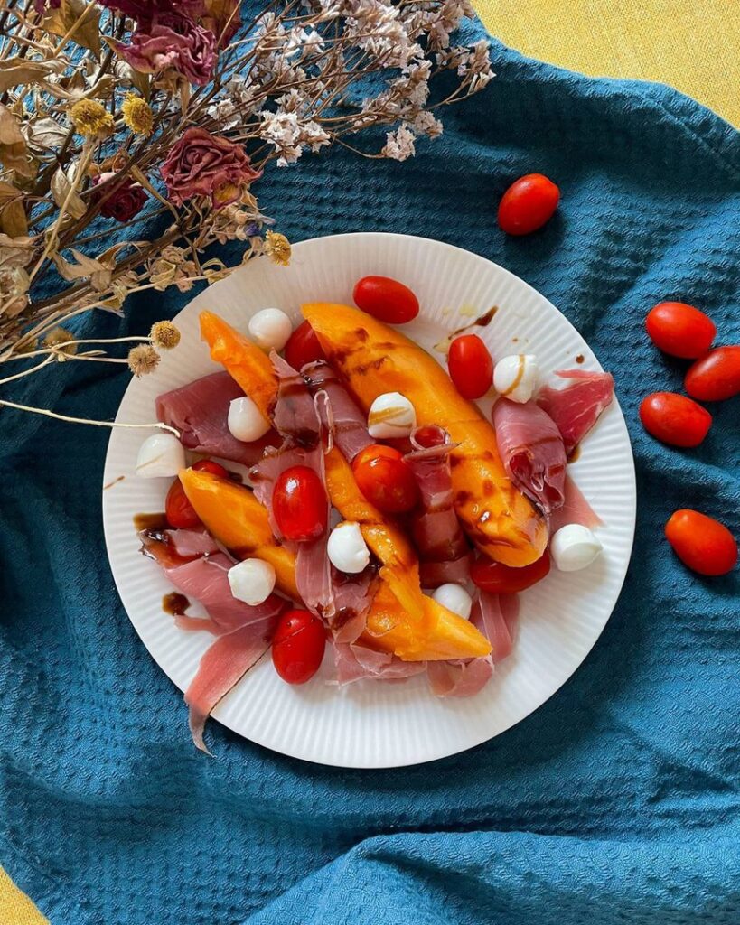 Salade de melon, mozzarella, tomate, jambon de vendée