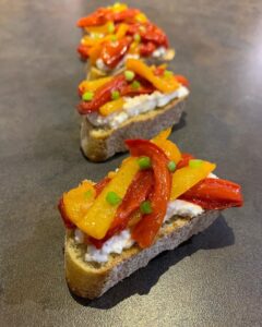 Bruschettas ricotta et poivrons confits