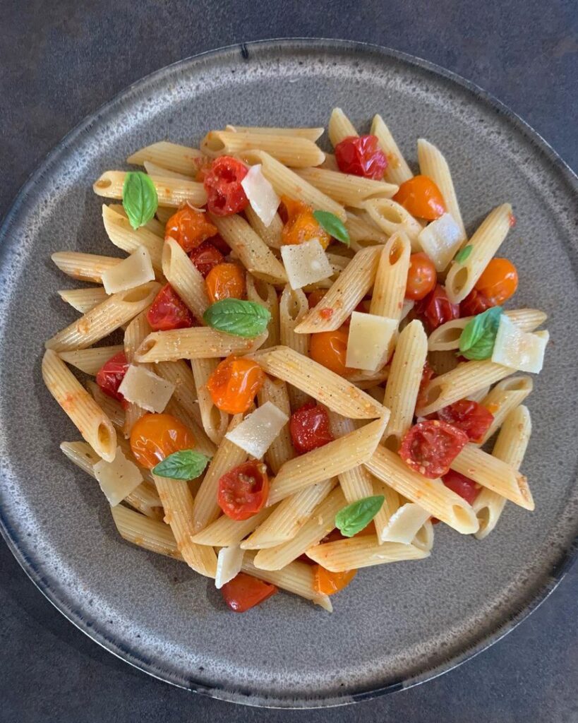 Penne aux tomates cerises, parmesan et basilic