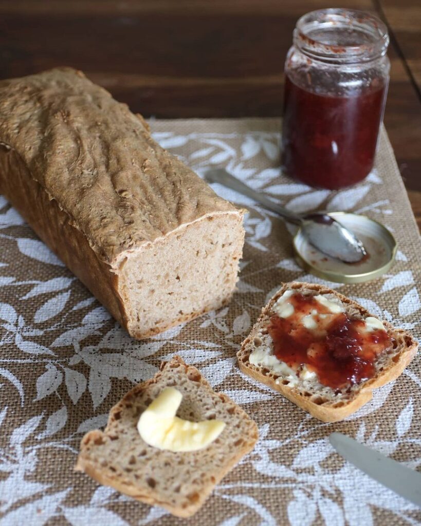 Confiture de fraises traditionnelle et pain de campagne