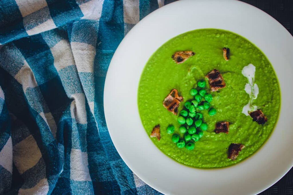 Velouté petits pois, lait de coco et croûtons de lard fumés