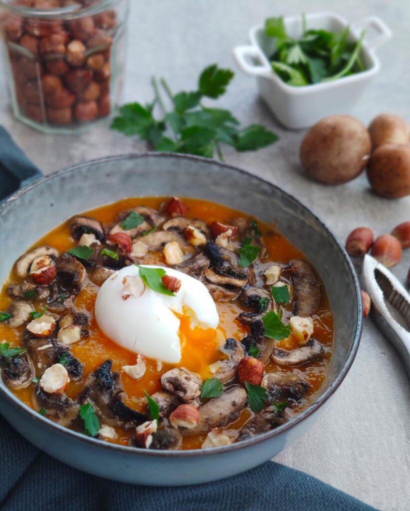 Purée de butternut, champignons, noisettes et oeuf mollet