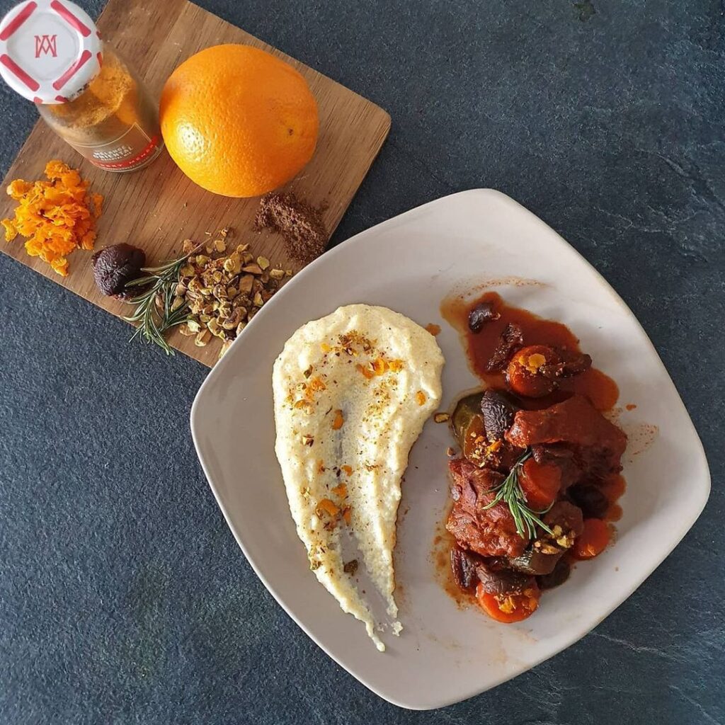 Veau façon tajine avec pleins d&rsquo;épices, des abricots secs et pistaches