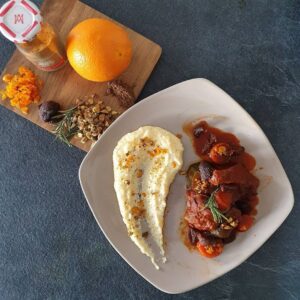 Veau façon tajine avec pleins d&rsquo;épices, des abricots secs et pistaches