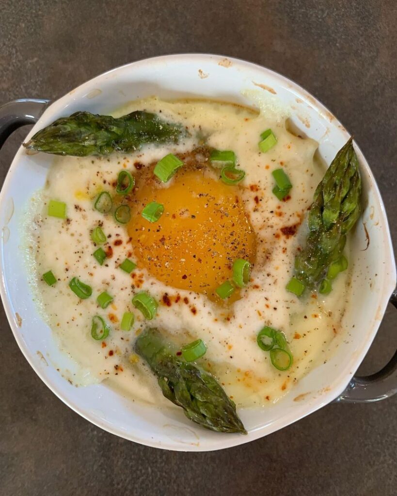 Oeufs cocottes aux asperges et parmesan