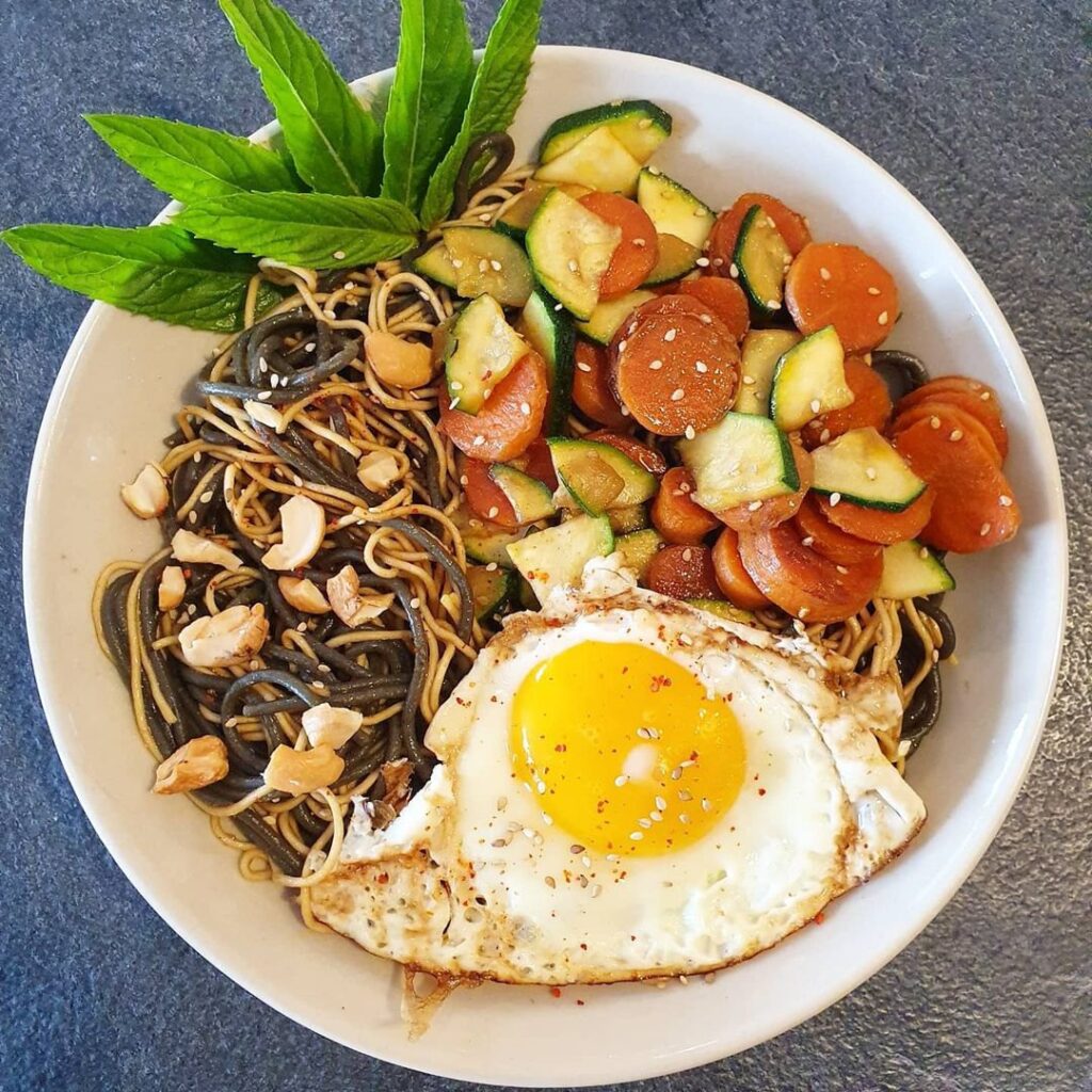 Nouilles sautées et wok de légumes croquants