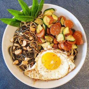 Nouilles sautées et wok de légumes croquants