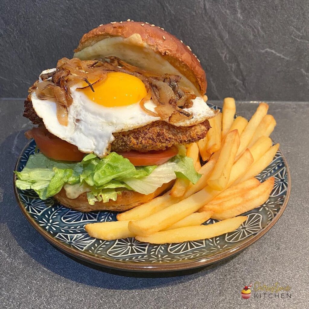 Burger poulet croustillant et oignons caramélisés