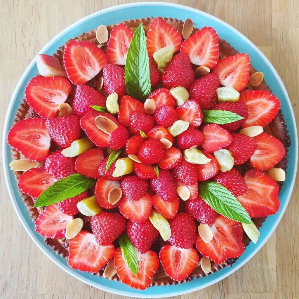 Tarte aux fraises, rhubarbe et amande
