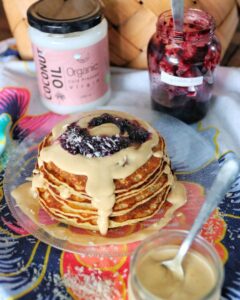 Pancakes bananes et coco, sauce au beurre de cacahuète