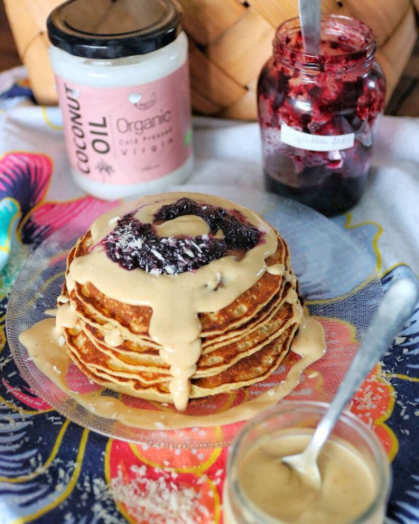 Pancakes bananes et coco, sauce au beurre de cacahuète