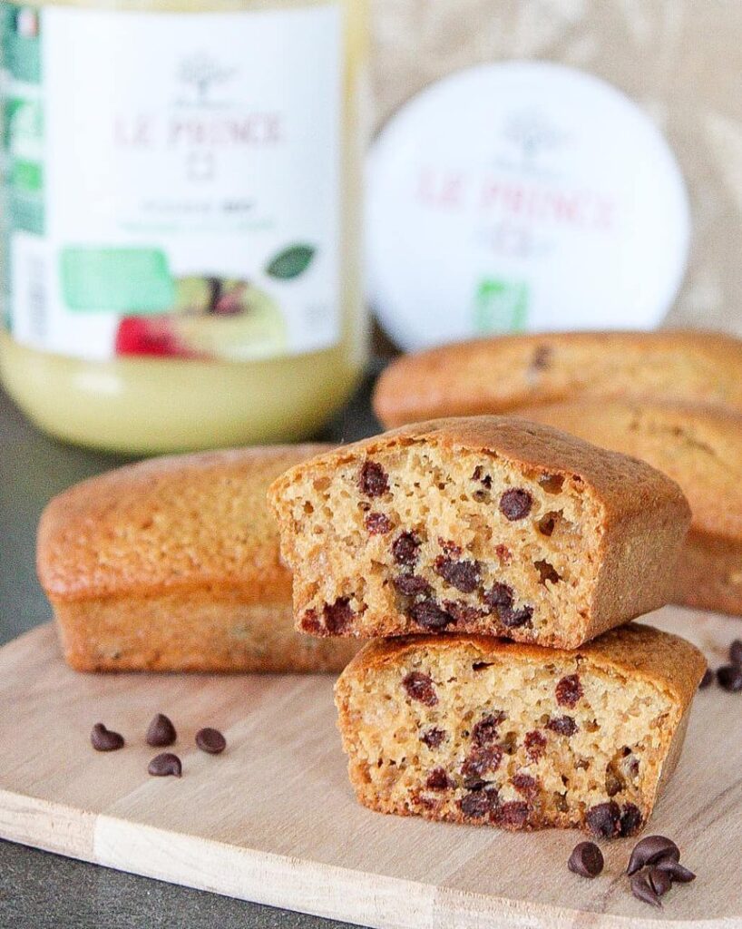 Cake sans matière grasse et sans sucre raffiné aux pépites de chocolat