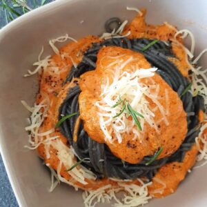 Spaghetti à l&rsquo;encre de sèche et pesto rosso un peu arrangé