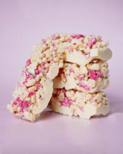 Barres de riz soufflé chocolat blanc et pralines roses