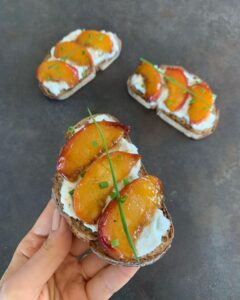 Toasts pêches rôties au miel et ricotta