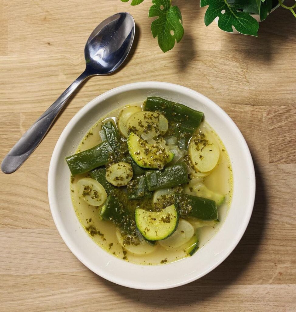 Soupe de courgettes au pesto
