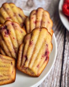 Mini-madeleines à la rose et aux framboises