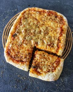 Pizza pâte moelleuse… et garniture végétarienne express