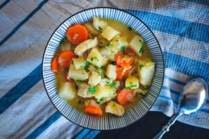 Waterzooi de merlu au persil frisé, carottes, pommes de tette et choux rave.