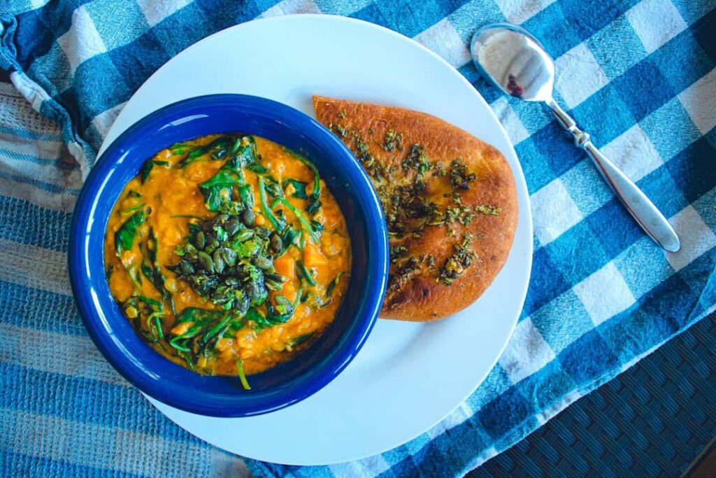 Dahl de lentilles corail aux patates douces, épinards et naan à l&rsquo;huile de coriandre