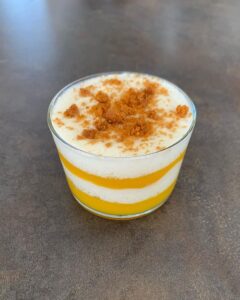 Mousse légère, coulis de mangue et speculoos
