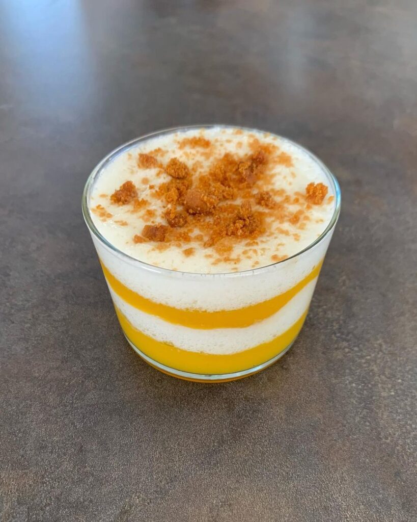 Mousse légère, coulis de mangue et speculoos