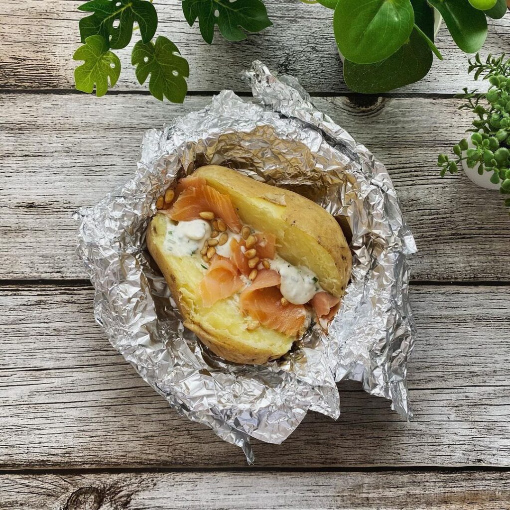 Pommes de terre cuites en robe des champs, saumon fumé et sauce aigre
