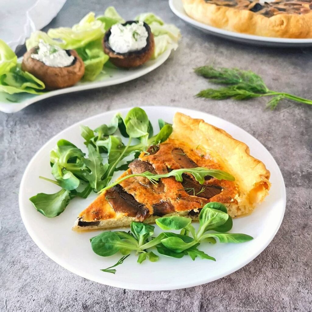 Tarte aux champignons sur lit de mâche et roquette