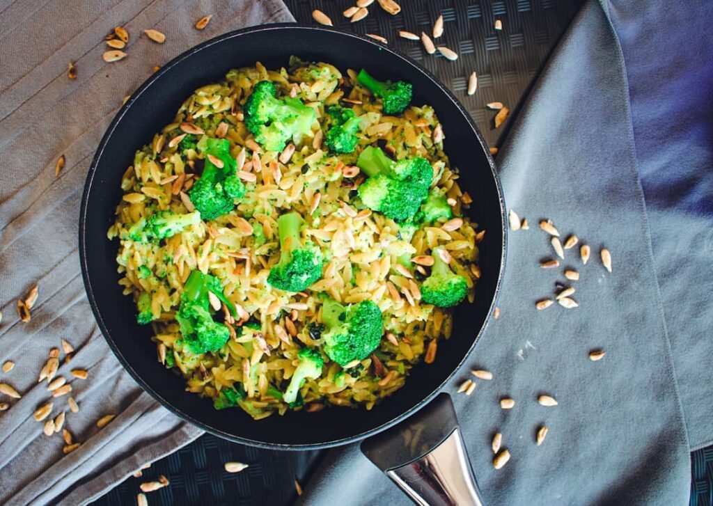 Orzo au brocoli et pecorino, thym citron frais et graines de tournesol