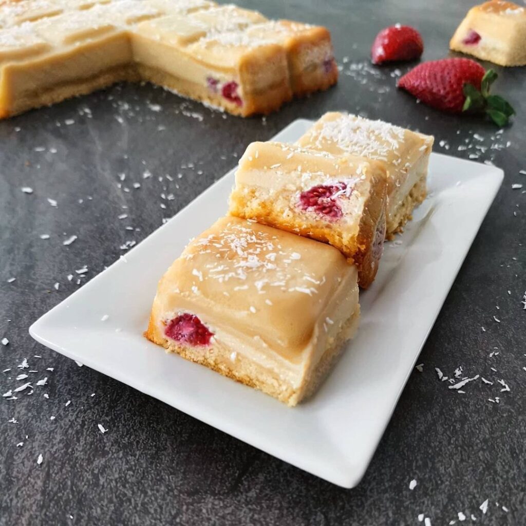 Carrés magiques à la framboise saupoudrés de coco