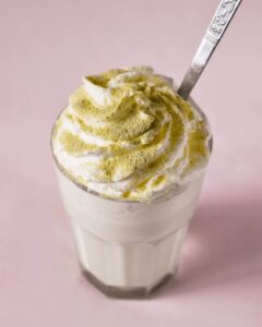 Matcha latte viennois