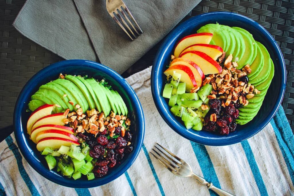Salade californienne au quinoa, choux kale et avocat