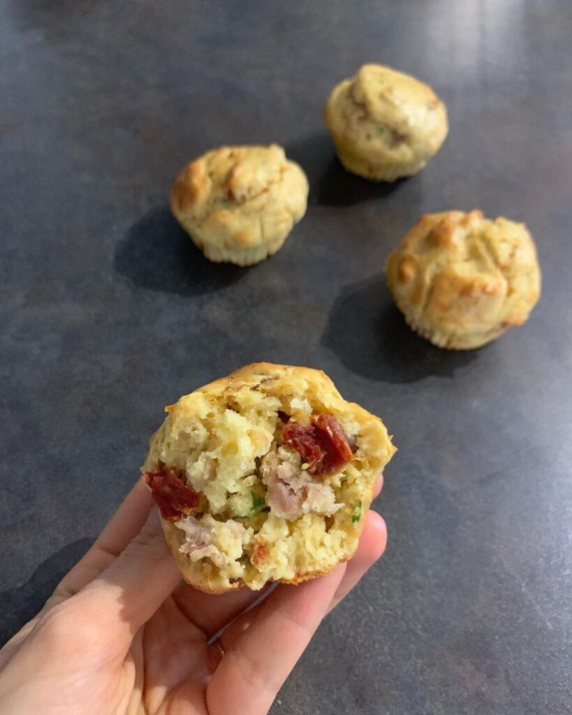 Muffins salés à la ricotta, jambon cru et tomates séchées