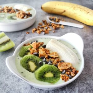 Smoothie bowl kiwi, banane et muesli