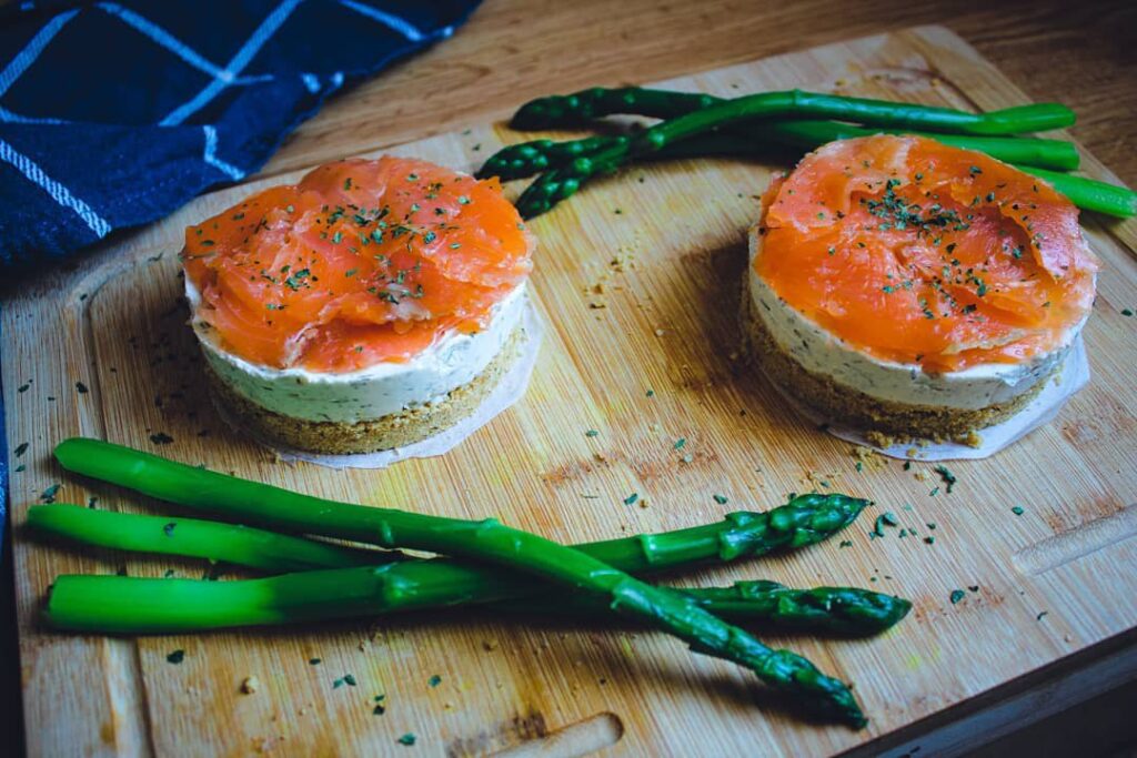 Cheesecakes au saumon fumé et aux asperges croquantes