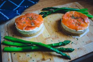 Cheesecakes au saumon fumé et aux asperges croquantes