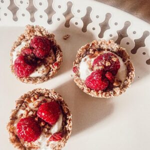 Tartelettes crues au yaourt à la grecque, framboises et granola
