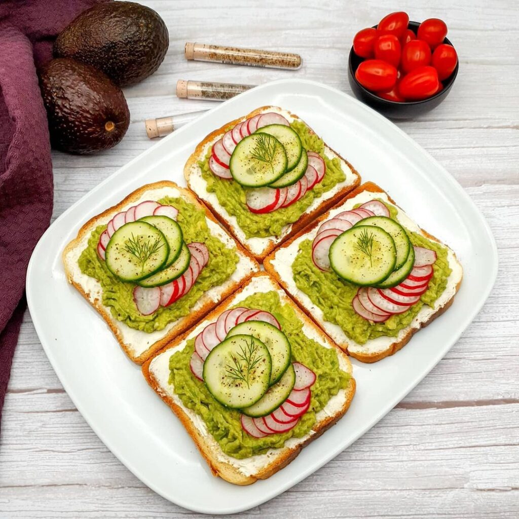 Tartines avocats concombre radis