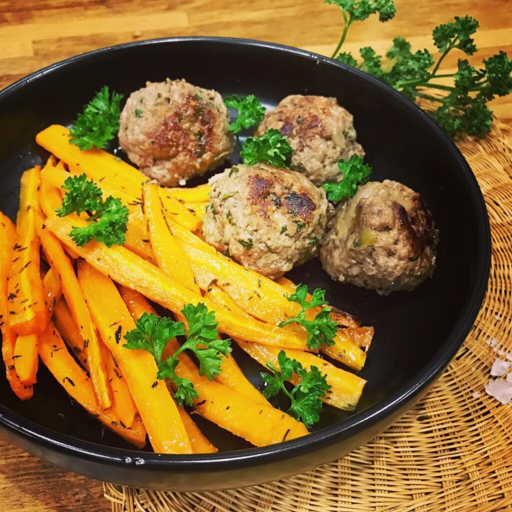 Frites de carottes rôties miel-thym & boulettes de bœuf maison