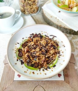 Granola aux noix, noisettes, figues séchées et pommes