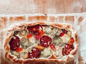 Tarte aux tomates, moutarde et burrata