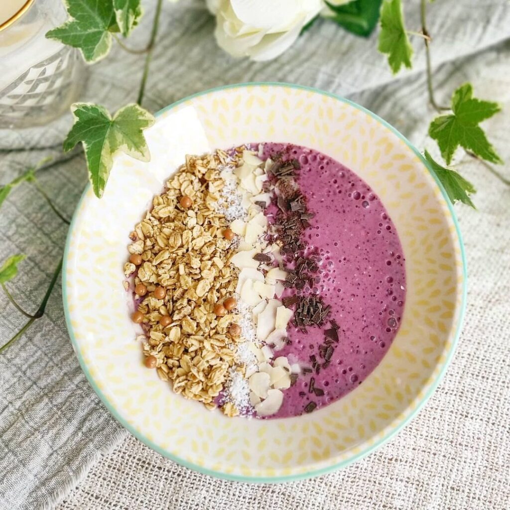Smoothie bowl myrtilles pommes avoine