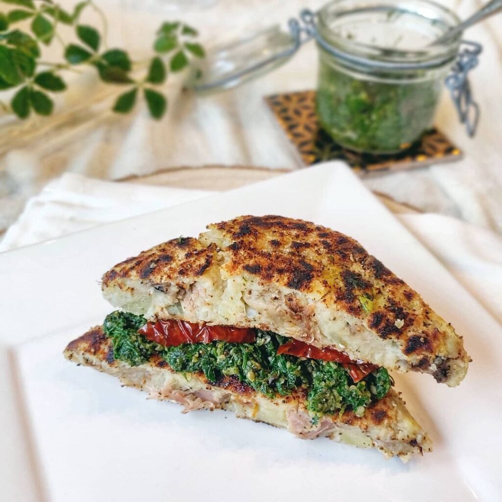 Gallette de pommes de terres, thon, olives noires et pesto maison de roquette et sésame