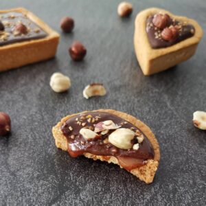 Tartelettes au caramel au beurre salé, ganache chocolat et noisettes torréfiées