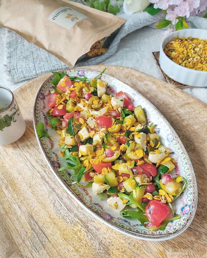 Salade caprese revisitée et granola salé