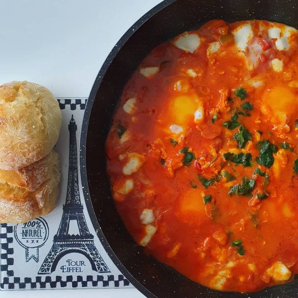 Chakchouka poivrons, oeufs, mozza