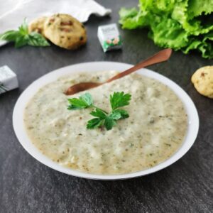 Velouté de salade au lait de chèvre et tartare® ail et fines herbes