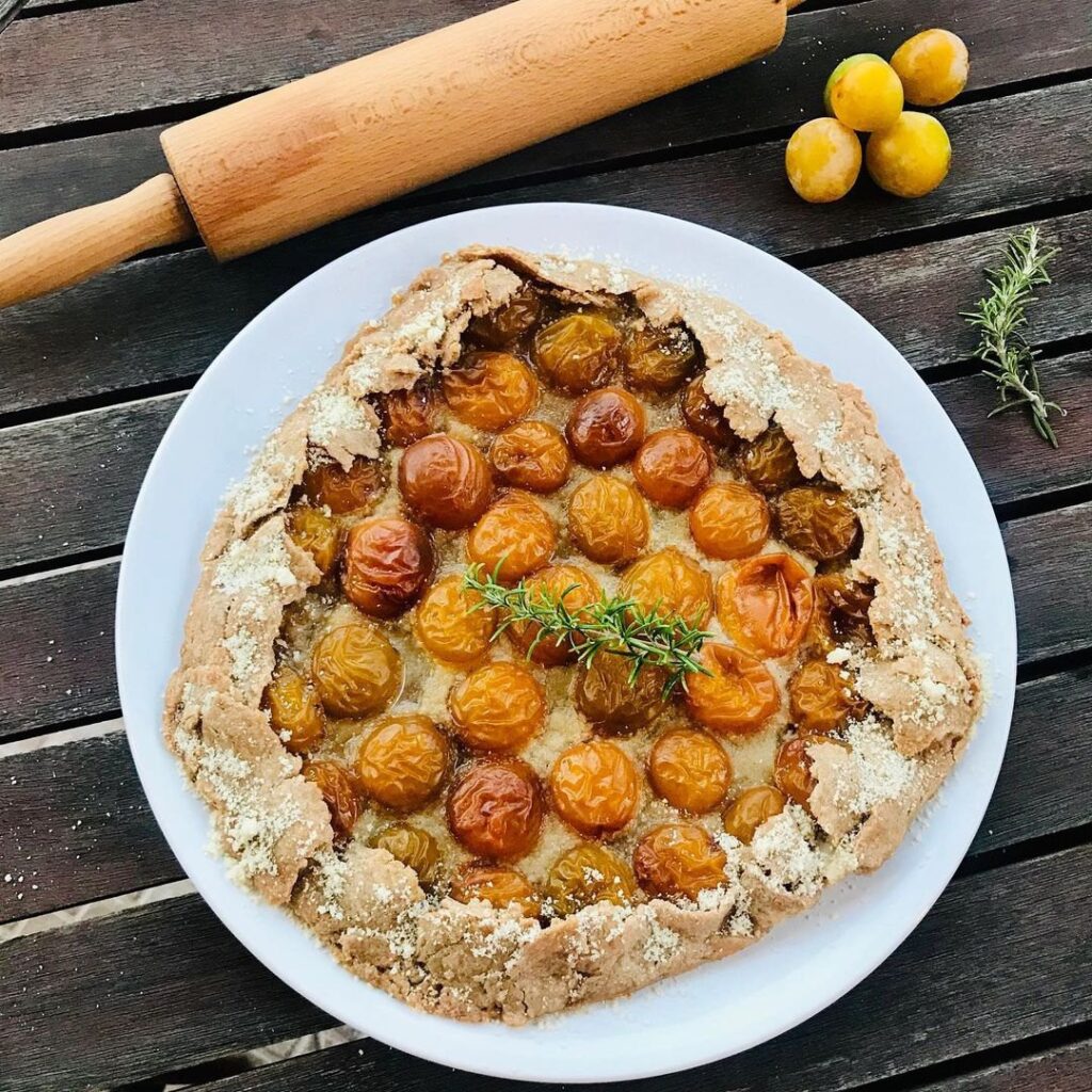 Tarte rustique aux prunes du jardin